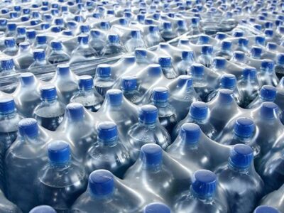 вода в пластиковых бутылках