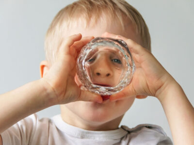 ребенок пьет воду